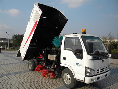 銳鈴福瑞卡掃路車 城市道路清潔的專業(yè)守護者